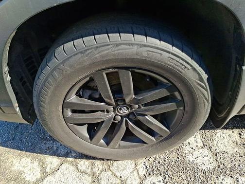 Midnight Black Metallic 2016 Toyota Highlander LE
