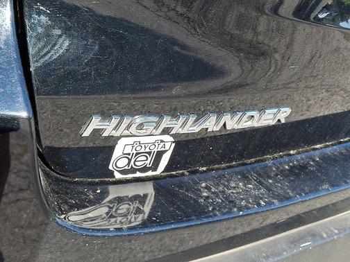 Midnight Black Metallic 2016 Toyota Highlander LE