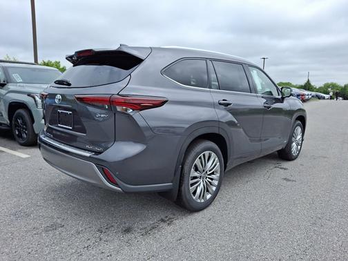 2025 Toyota Highlander Hybrid Platinum