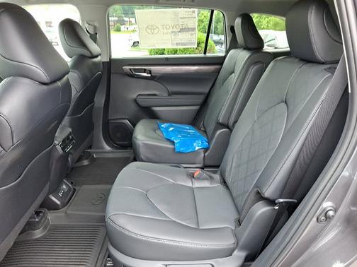 2025 Toyota Highlander Hybrid Platinum