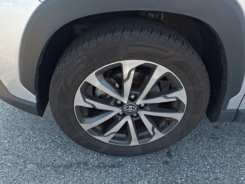 Sonic Silver   D10 2023 Toyota Corolla Cross XLE