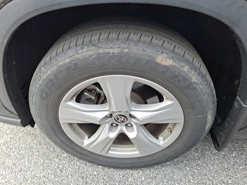 Midnight Black Metallic 2022 Toyota Highlander LE