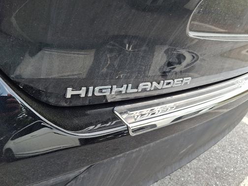 Midnight Black Metallic 2022 Toyota Highlander LE