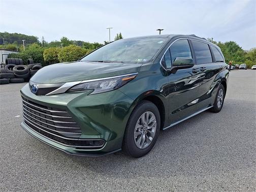 2025 Toyota Sienna LE