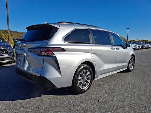 2024 Toyota Sienna XLE