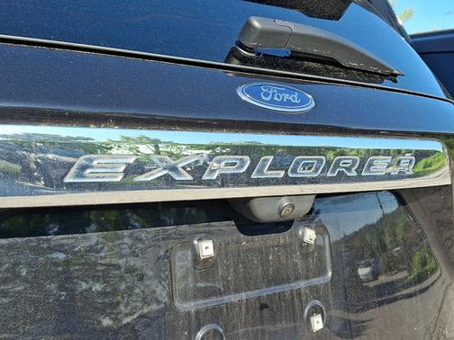Agate Black Metallic   Um 2023 Ford Explorer XLT