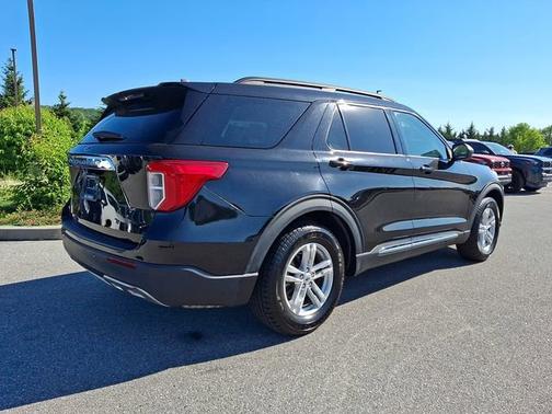 Agate Black Metallic   Um 2023 Ford Explorer XLT