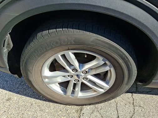 Agate Black Metallic Um 2023 Ford Explorer XLT