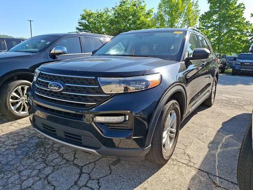 Agate Black Metallic   Um 2023 Ford Explorer XLT