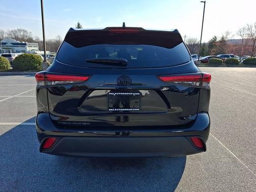 Midnight Black Metallic 2023 Toyota Highlander XLE