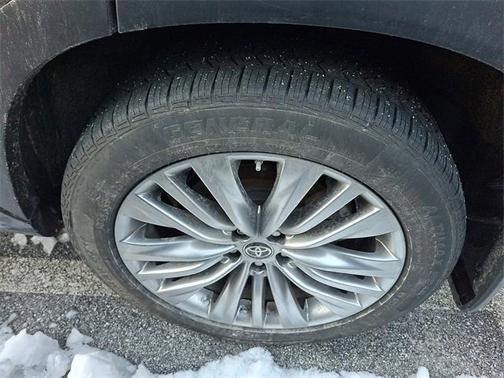 2023 Toyota Highlander Hybrid Platinum