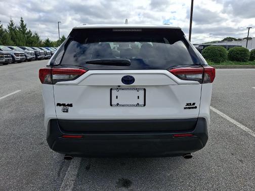 Ice Cap 2024 Toyota RAV4 Hybrid XLE