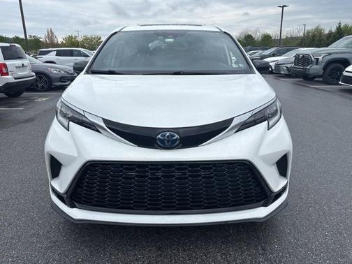 Super White 2021 Toyota Sienna XSE 7 Passenger