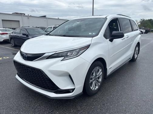Super White 2021 Toyota Sienna XSE 7 Passenger