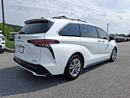 2021 Toyota Sienna XSE 7 Passenger