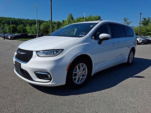 Bright White Clearcoat 2023 Chrysler Pacifica Touring L