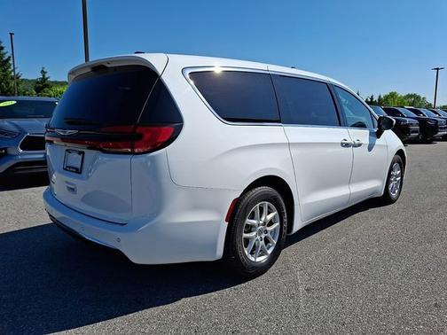 Bright White Clearcoat 2023 Chrysler Pacifica Touring L