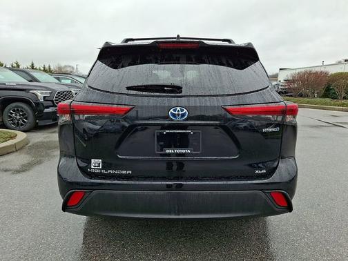 Midnight Black Metallic 2022 Toyota Highlander Hybrid XLE