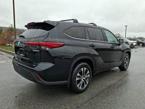 Midnight Black Metallic 2022 Toyota Highlander Hybrid XLE