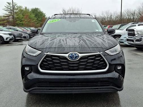 Midnight Black Metallic 2022 Toyota Highlander Hybrid XLE
