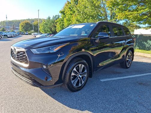 Midnight Black Metallic 2025 Toyota Highlander XLE