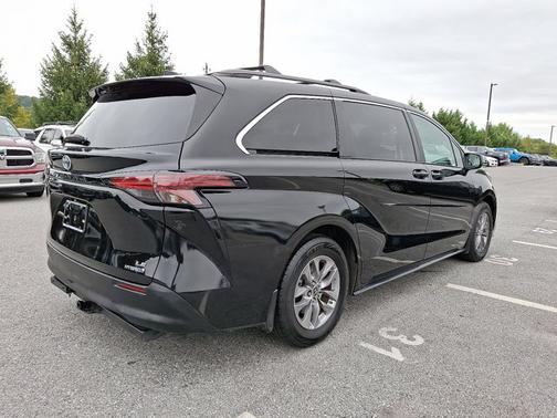 2022 Toyota Sienna LE