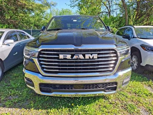 Diamond Black Crystal Pearlcoat 2025 RAM 1500 Laramie