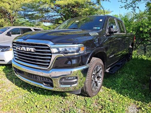 Diamond Black Crystal Pearlcoat 2025 RAM 1500 Laramie