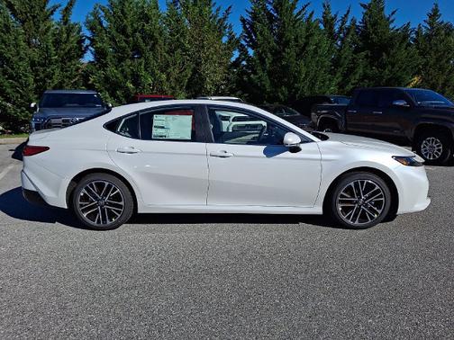 Wind Chill Pearl 089 2026 Toyota Camry XLE