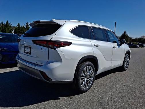 Wind Chill Pearl   089 2026 Toyota Highlander Hybrid Platinum