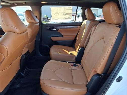 Wind Chill Pearl   089 2026 Toyota Highlander Hybrid Platinum