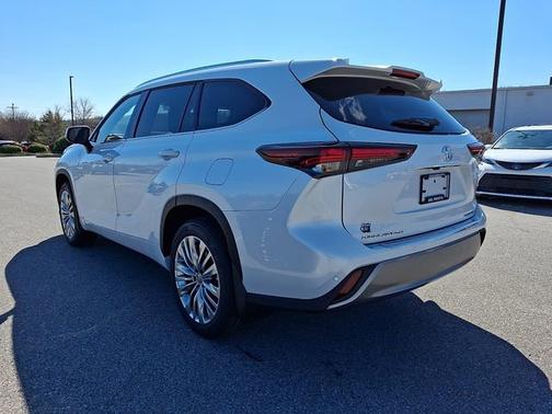 Wind Chill Pearl   089 2026 Toyota Highlander Hybrid Platinum