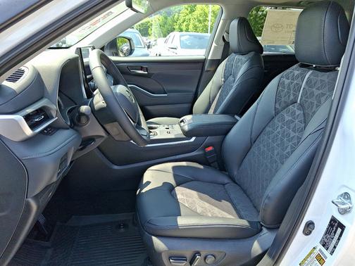2025 Toyota Highlander Hybrid XLE Nightshade
