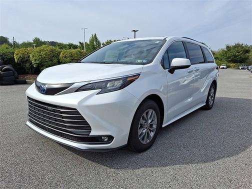 2025 Toyota Sienna XLE
