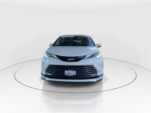 Blizzard Pearl 2021 Toyota Sienna Limited 7-Passenger