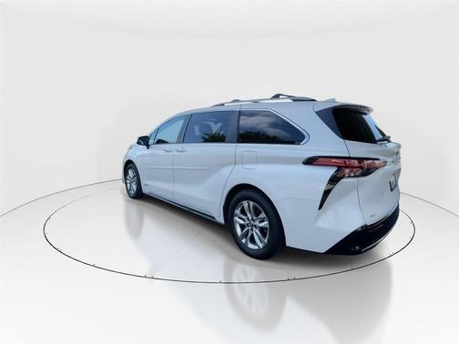 Blizzard Pearl 2021 Toyota Sienna Limited 7-Passenger