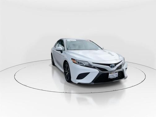 Super White 2020 Toyota Camry SE