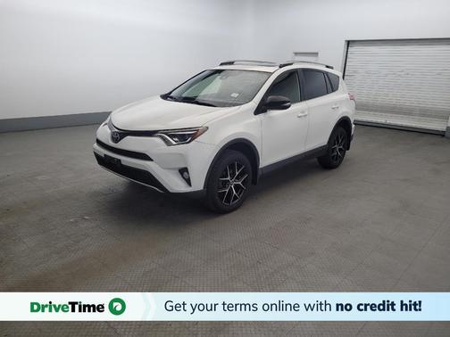 Super White 2018 Toyota RAV4 SE