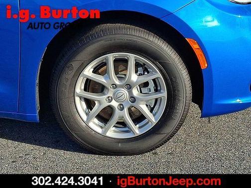 2026 Chrysler Pacifica Select