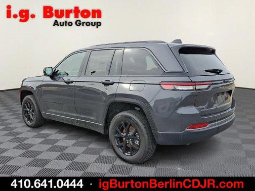 Gray Metallic 2026 Jeep Grand Cherokee Laredo