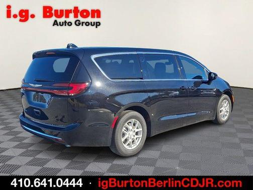 Diamond Black 2026 Chrysler Pacifica Select