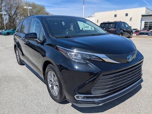 Midnight Black Metallic 2024 Toyota Sienna XLE
