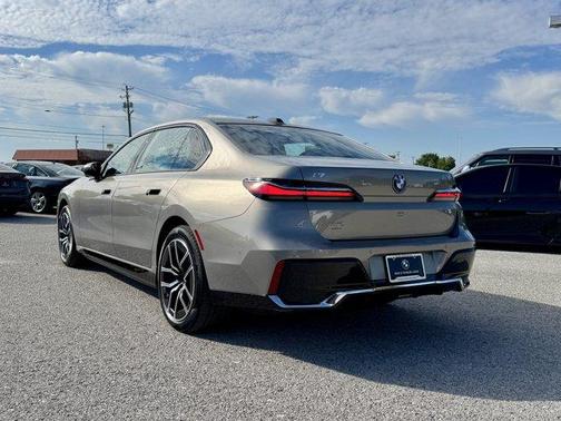 Gray Metallic 2024 BMW i7 eDrive50