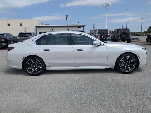 Mineral White Metallic 2025 BMW i7 eDrive50