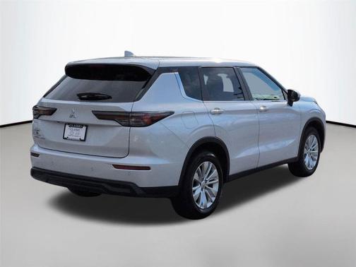 White Diamond 2025 Mitsubishi Outlander ES