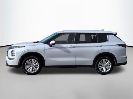 White Diamond 2025 Mitsubishi Outlander ES