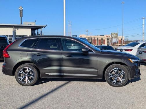 2022 Volvo XC60 B5 Momentum