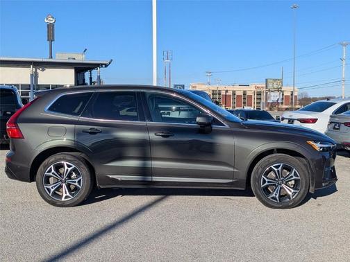 2022 Volvo XC60 B5 Momentum