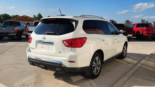 White 2018 Nissan Pathfinder SL