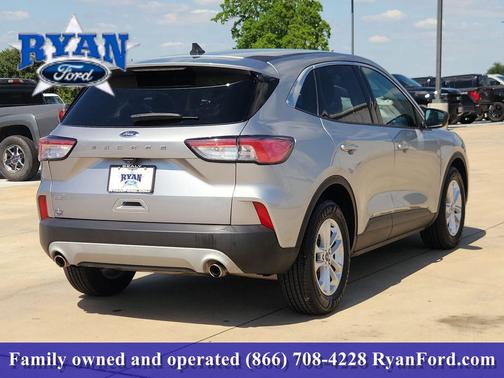 Iconic Silver Metallic 2022 Ford Escape SE
